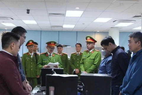 Công an khám xét bên trong trụ sở Cục Đăng kiểm Việt Nam. (Nguồn: VOV)