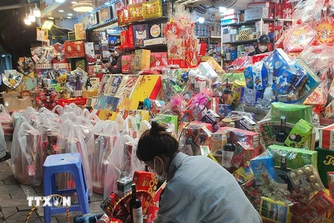 Đóng giỏ quà Tết tại một cửa hàng tại Hà Nội. (Ảnh: Phương Anh/TTXVN)