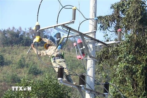 Khẩn trương thi công Trạm biến áp Khuổi Chặng nhằm xóa "bản trắng” điện lưới quốc gia ở xã Yên Lỗ, huyện Bình Gia, tỉnh Lạng Sơn. (Ảnh: Anh Tuấn/TTXVN)