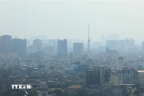  Hiện tượng bụi mịn, sương mù quang học gây ô nhiễm không khí ở Hà Nội. (Ảnh: Thành Đạt/TTXVN)
