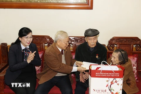 Tổng Bí thư thăm và chúc Tết cán bộ tiền khởi nghĩa tỉnh Thái Nguyên