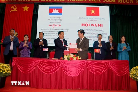 Ông Thang Sa Vun (giữa, trái), Tỉnh trưởng tỉnh Mondulkiri (Campuchia) và ông Hồ Văn Mười (giữa, phải), Chủ tịch UBND tỉnh Đắk Nông) ký kết Thỏa thuận hợp tác giữa hai địa phương. (Ảnh: Hưng Thịnh/TTXVN)