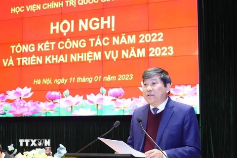 PGS,TS Nguyễn Duy Bắc, Phó Giám đốc Thường trực Học viện Chính trị quốc gia Hồ Chí Minh báo cáo tại hội nghị. (Ảnh: Văn Điệp/TTXVN)