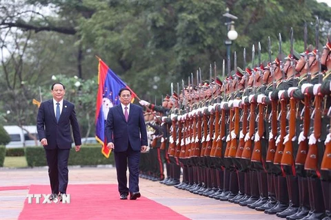 Thủ tướng Phạm Minh Chính và Thủ tướng Lào Sonexay Siphandone duyệt đội danh dự. (Ảnh: Dương Giang/TTXVN)