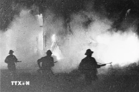 Quân giải phóng tấn công các địa điểm quan trọng của Mỹ tại Sài Gòn năm 1968. (Ảnh: Tư liệu TTXVN)