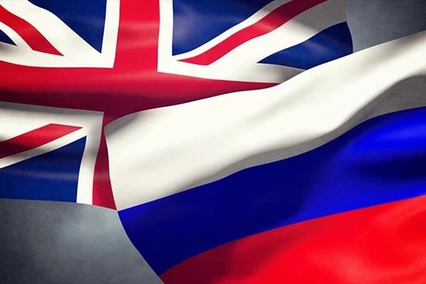 Cờ Anh (trái) và cờ Nga. (Nguồn: AA)