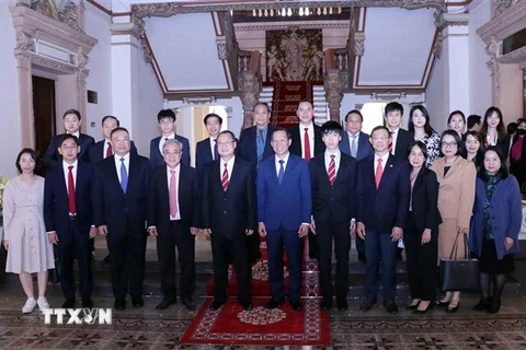 Chủ tịch UBND Thành phố Hồ Chí Minh Phan Văn Mãi và ông Jonathan Choi, Chủ tịch Tập đoàn Sunwah, Hong Kong (Trung Quốc) cùng các đại biểu chụp ảnh lưu niệm. (Ảnh: Xuân Khu/TTXVN)