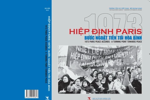 Bìa sách ảnh “Hiệp định Paris 1973 - Bước ngoặt tiến tới hòa bình”. 