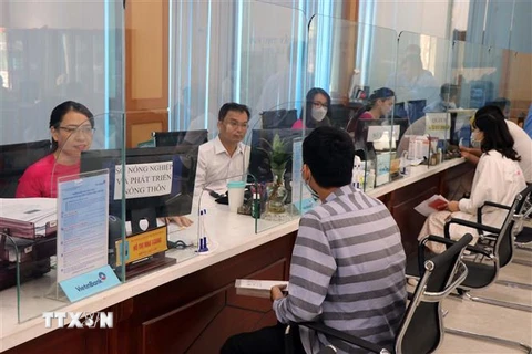 Giải quyết thủ tục hành chính tại Trung tâm Hành chính công tỉnh Thừa Thiên-Huế. (Ảnh minh họa: Đỗ Trưởng/TTXVN)