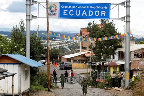 Các binh sỹ Ecuador đứng gác tại cửa khẩu biên giới với Colombia. (Nguồn: Reuters)