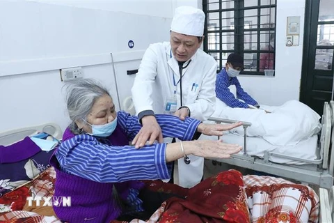 Thăm khám cho bệnh nhân tại khoa Cấp cứu, Bệnh viện Phổi Lạng Sơn những ngày giáp Tết Nguyên đán Quý Mão 2023. (Ảnh: Anh Tuấn/TTXVN)