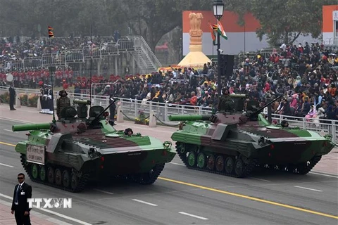Các xe tăng tham gia cuộc diễu hành nhân kỷ niệm 74 năm Ngày Cộng hòa tại thủ đô New Delhi, Ấn Độ ngày 26/1/2023. (Ảnh: AFP/TTXVN)