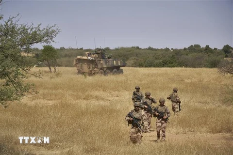 Binh sỹ quân đội Pháp tuần tra trong chiến dịch Barkhane ở miền Bắc Burkina Faso ngày 12/11/2019. (Ảnh: AFP/TTXVN)