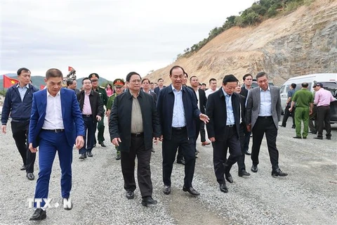 Thủ tướng Phạm Minh Chính đến kiểm tra Hầm Dốc Sạn (Khánh Hoà) thuộc Dự án thành phần đầu tư xây dựng Nha Trang-Cam Lâm. (Ảnh: Dương Giang/TTXVN)