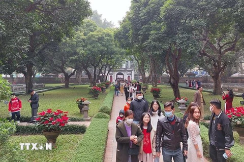 Khu di tích Văn Miếu-Quốc Tử Giám là điểm đến thu hút rất đông khách ngày đầu năm mới. (Ảnh: Đinh Thuận/TTXVN)
