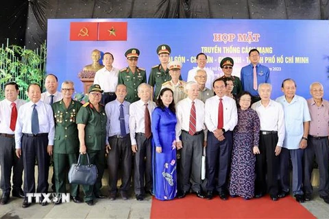 Nguyên lãnh đạo Đảng, Nhà nước và lãnh đạo Thành phố Hồ Chí Minh đến dự họp mặt. (Ảnh: Hồng Giang/TTXVN)