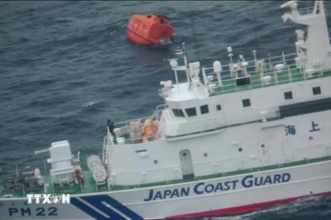 Tàu của lực lượng bảo vệ bờ biển Nhật Bản tiến sát một xuồng cứu sinh từ tàu chở hàng Jintan gặp nạn ngoài khơi tỉnh Nagasaki, Tây Nam Nhật Bản, ngày 25/1/2023. (Ảnh: AFP/TTXVN)