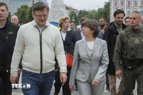 Ngoại trưởng Pháp Catherine Colonna (giữa, phải) và người đồng cấp Ukraine Dmytro Kuleba (giữa, trái) tại cuộc gặp ở thành phố Odessa ngày 26/1/2023. (Ảnh: EPA-EFE/TTXVN)