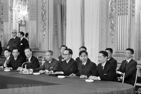  Đoàn đại biểu Chính phủ Việt Nam Dân chủ Cộng hòa do Bộ trưởng Xuân Thủy dẫn đầu, tham dự "Hội nghị về hòa bình tại Việt Nam" ở Paris ngày 13/5/1968,. (Ảnh: Văn Lượng/TTXVN)