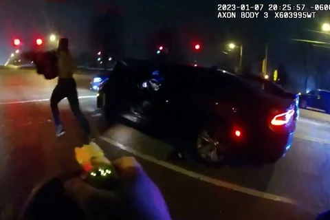 Đoạn video cho thấy các cảnh sát Memphis đấm, đá và dùng dùi cui để hành hung Tire Nichols. (Nguồn: The New York Times)