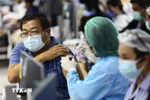 Nhân viên y tế tiêm vaccine phòng COVID-19 cho người dân tại Bangkok, Thái Lan ngày 15/12/2021. (Ảnh: AFP/TTXVN)