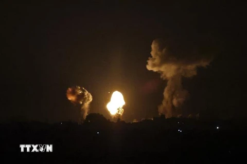 Khói lửa bốc lên sau khi máy bay Israel không kích xuống Khan Yunis, phía Nam Dải Gaza ngày 2/1/2022. (Ảnh: AFP/TTXVN)