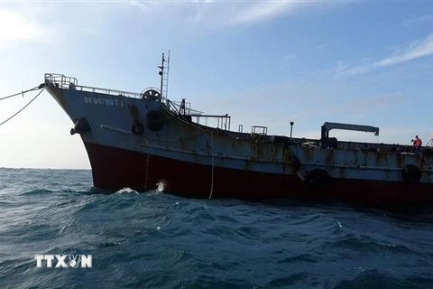 Tàu vận chuyển dầu trái phép dầu DO trên vùng biển Tây Nam. (Ảnh: TTXVN phát)