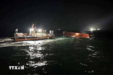Tàu cứu hộ được triển khai tới hiện trường vụ lật tàu đánh cá ở vùng biển cách đảo Daebichi (Hàn Quốc) 16,6 km về phía Tây, ngày 5/2/2023. (Ảnh: Yonhap/TTXVN)