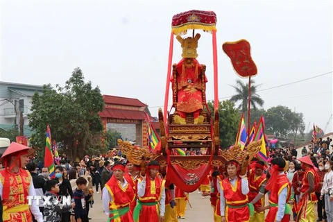 Đoàn rước kiệu Lạc Long Quân tại lễ hội Kinh Dương Vương, huyện Thuận Thành, tỉnh Bắc Ninh. (Ảnh: Thái Hùng/TTXVN)
