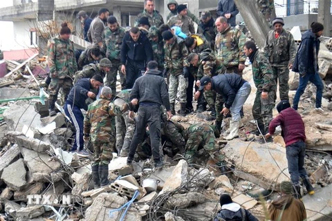 Lực lượng cứu hộ tìm kiếm nạn nhân tại hiện trường đổ nát sau trận động đất tại Jableh, tỉnh Latakia, Syria, ngày 6/2/2023. (Ảnh: THX/TTXVN)