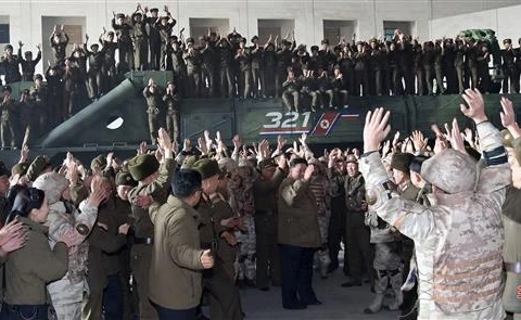 Nhà lãnh đạo Triều Tiên Kim Jong-un (giữa) chúc mừng các binh sỹ nước này sau vụ phóng thử tên lửa đạn đạo liên lục địa Hwasong-17 kiểu mới tại sân bay quốc tế Bình Nhưỡng, ngày 18/11/2022. (Ảnh: Yonhap/TTXVN)