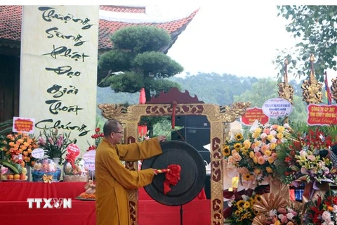 Nghi thức khai chuông tại Lễ khai hội Thái miếu nhà Trần Đông Triều, Quảng Ninh. (Ảnh: Thanh Vân/TTXVN)