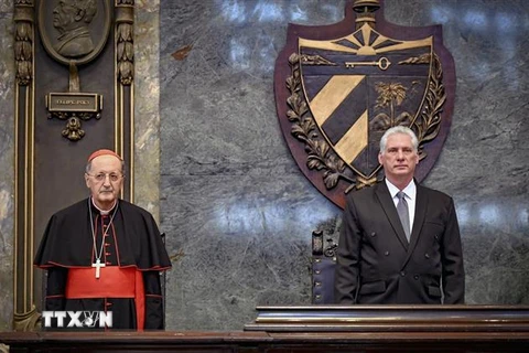 Chủ tịch Cuba Miguel Díaz-Canel (phải) và đặc phái viên của Giáo hoàng Francis, Hồng y Beniamino Stella, tại lễ kỷ niệm 25 năm chuyến thăm của Giáo hoàng Juan Pablo II tới Cuba, ở La Habana, ngày 8/2/2023. (Ảnh: AFP/TTXVN)