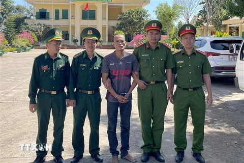 Đối tượng Vi May Ỏn được lực lượng chức năng Việt Nam tiếp nhận và bị bắt giữ. (Ảnh: TTXVN phát)