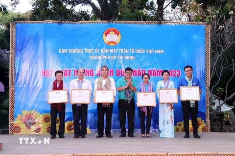 Tuyên dương, khen thưởng các tập thể có thành tích trong triển khai chương trình đỡ đầu sinh viên Lào, Campuchia đang học tập tại Thành phố Hồ Chí Minh. (Ảnh: Xuân Khu/TTXVN)