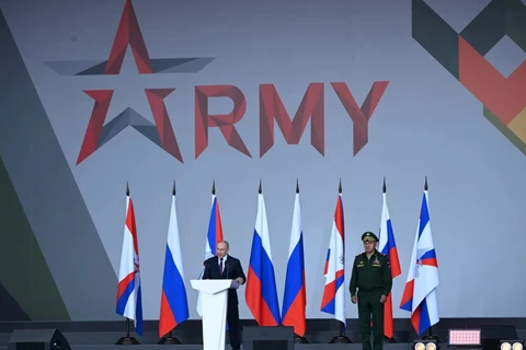 Tổng thống Nga Vladimir Putin (trái) và Bộ trưởng Quốc phòng Sergei Shoigu tham dự lễ khai mạc Diễn đàn Kỹ thuật-Quân sự Quốc tế "Army-2021," tại Moskva ngày 23 tháng 8 năm 2021. (Nguồn: Reuters)