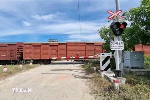 Hệ thống cảnh báo cần chắn tự động lắp đặt tại vị trí đường ngang giao với đường sắt đoạn qua địa bàn huyện Ninh Phước, tỉnh Ninh Thuận để đảm bảo an toàn giao thông. (Ảnh: Nguyễn Thành/TTXVN)