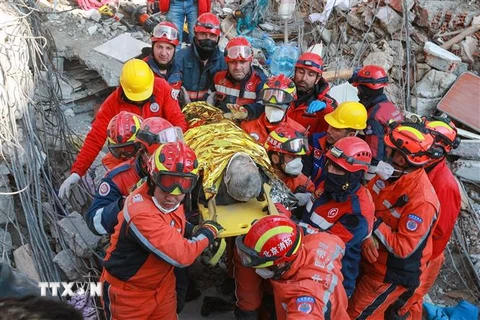 Lực lượng cứu hộ giải cứu nạn nhân khỏi đống đổ nát sau trận động đất tại Antakya, tỉnh Hatay, Thổ Nhĩ Kỳ, ngày 12/2/2023. (Ảnh: THX/TTXVN)