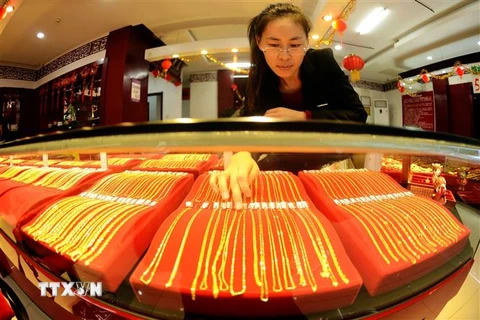 Vàng trang sức được bày bán tại một cửa hàng ở Sơn Đông, Trung Quốc. (AFP/TTXVN)
