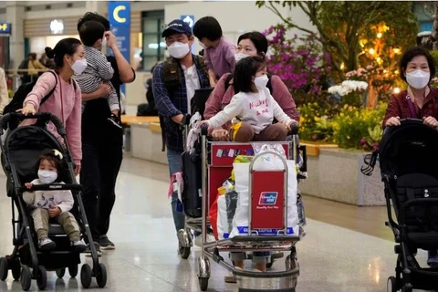 Hành khách đeo khẩu trang phòng ngừa COVID-19 tại Sân bay Quốc tế Incheon, Hàn Quốc ngày 3 tháng 1 năm 2020. (Nguồn: Reuters)