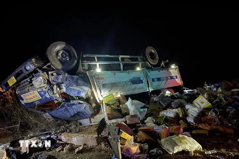 Hiện trường vụ lật xe tải tại khu vực đèo Văn Rơi ngày 15/2 khiến 1 người chết và 2 người bị thương. (Ảnh: TTXVN phát)