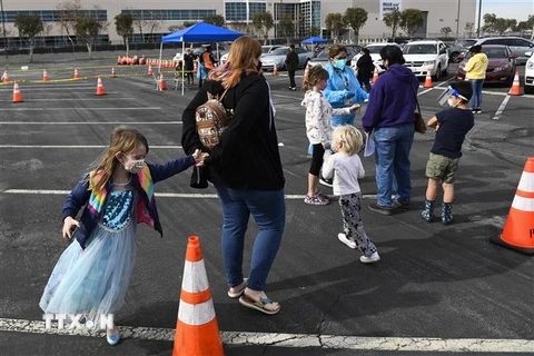 Một điểm xét nghiệm nhanh COVID-19 cho trẻ em tại Long Beach, California, Mỹ, tháng 3/2022. (Ảnh: AFP/TTXVN)