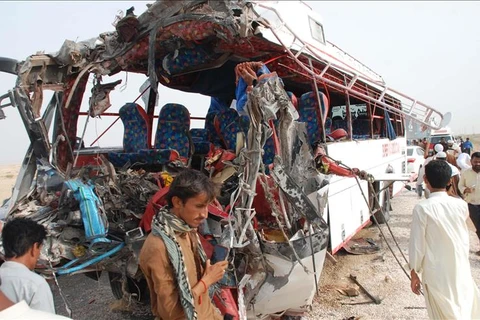 Hiện trường một vụ tai nạn xe buýt tại Pakistan. (Nguồn: AA)
