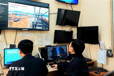 Cán bộ Chi cục Hải quan Hòn Gai giám sát trực tuyến hàng hóa qua cảng Cái Lân, Hạ Long, Quảng Ninh. (Ảnh: Thanh Vân/TTXVN)