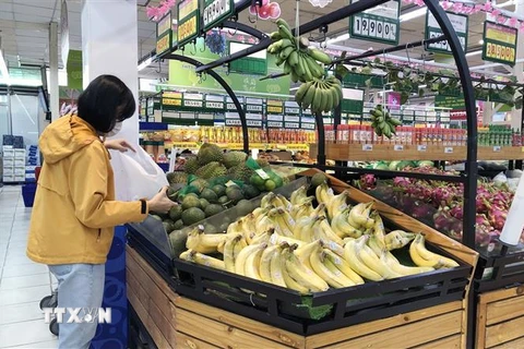 Người tiêu dùng Thành phố Hồ Chí Minh hưởng ứng hoạt động chung tay tiêu thụ cam sành hỗ trợ bà con nông dân một số tỉnh, thành Đồng bằng sông Cửu Long tại kênh bán lẻ hiện đại. (Ảnh: Mỹ Phương/TTXVN)