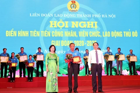 Trao thưởng cho các điển hình tiến tiến, danh hiệu Sáng kiến trong công nhân viên chức lao động Thủ đô Hà Nội năm 2020. (Ảnh: Lê Hồng/TTXVN) 