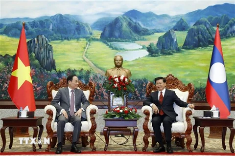 Tổng Bí thư, Chủ tịch nước Lào Thongloun Sisoulith tiếp thân mật đồng chí Lê Hoài Trung và đoàn. (Ảnh: Phạm Kiên/TTXVN)