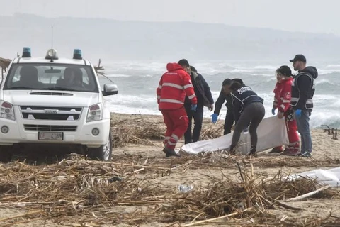 Chiếc thuyền gỗ chở người di cư bị vỡ ở biển Ionian. (Nguồn: Reuters)