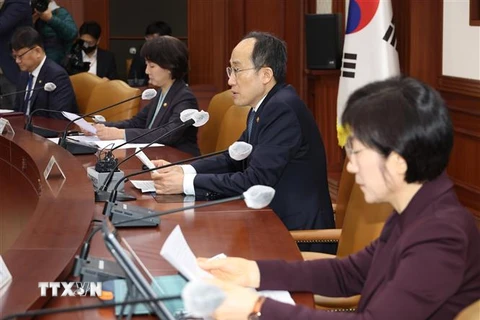 Bộ trưởng Tài chính Choo Kyung-ho (thứ 2 từ phải sang ) tại cuộc họp ở Seoul, Hàn Quốc. (Ảnh: Yohap/TTXVN)