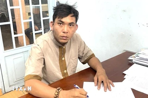 Đối tượng Nguyễn Văn Nghĩa bị công an bắt giữ sau một ngày gây án. (Ảnh: TTXVN phát)